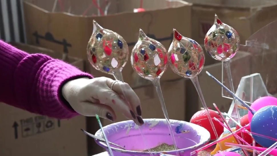 Fabrica de globuri a lui Moș Crăciun din Curtea de Argeș, luată cu asalt de cei mici. MAGIA sărbătorilor de iarnă, păstrată cu sfințenie 