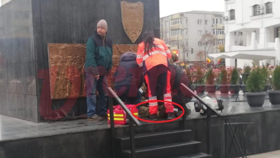 Doi militari au leșinat la paradă militară de 1 Decembrie de la Vaslui. A fost nevoie de intervenția unei ambulanțe