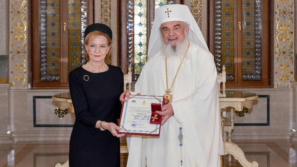 Custodele Coroanei - Margareta și alți membri ai Casei Regale, distinși de Patriarhul Daniel cu Ordinul „Maica Domnului Rugătoarea”