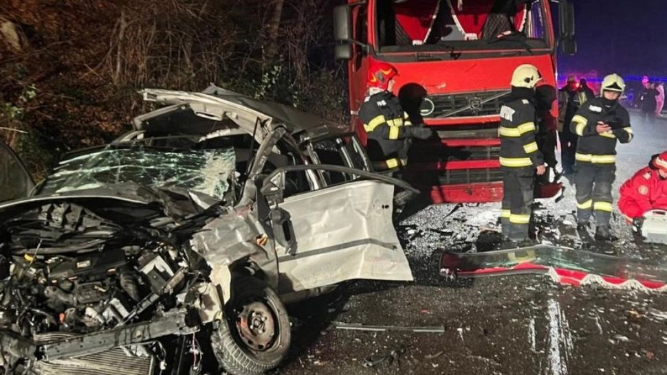 Tragedie în Băile Herculane! Doi frați, de 16 și 20 de ani, au murit, în Ajunul Crăciunului. Mașina, impact nimicitor cu un TIR