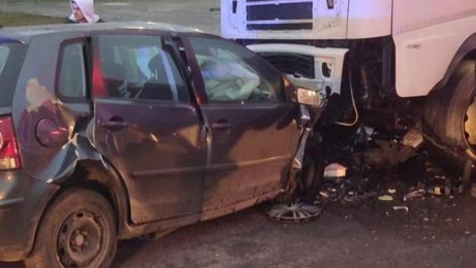 Autoturism făcut țăndări de un TIR. Șoferul a murit pe loc