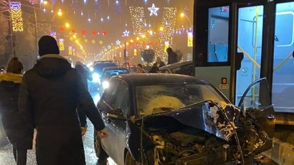 O șoferiță beată a făcut prăpăd în Orașul lui Moș Crăciun din Galați
