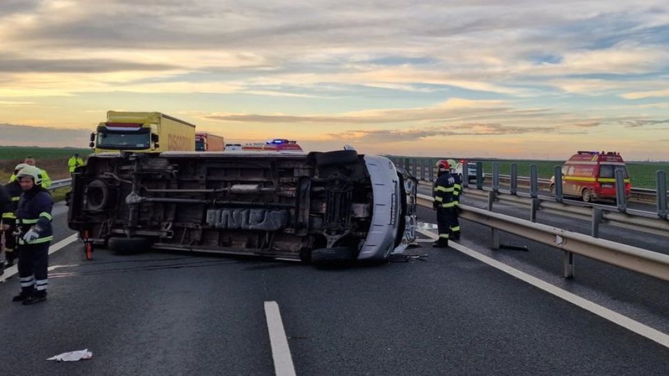 ACCIDENT grav între Nădlac și Arad: 1 MORT și 8 răniți după ce un microbuz s-a răsturnat - Planul Roșu, activat - FOTO