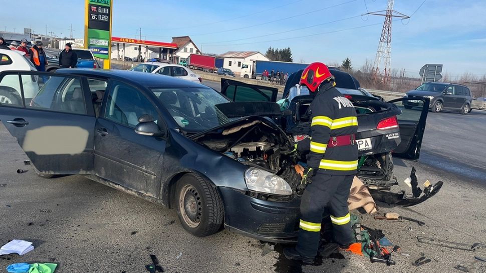 Carambol cu 4 maşini în Sibiu - 6 persoane au fost rănite, 3 find transportate la spital - FOTO