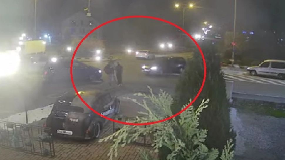 Gest nebunesc, comis la beție. A vrut să-și omoare tatăl și fratele, lovindu-i cu mașina -VIDEO