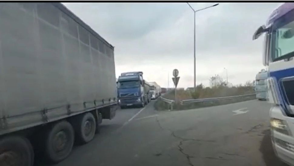 Cozi uriașe la graniță, coloană de sute de tiruri - Șoferii așteaptă ore în șir la vamă