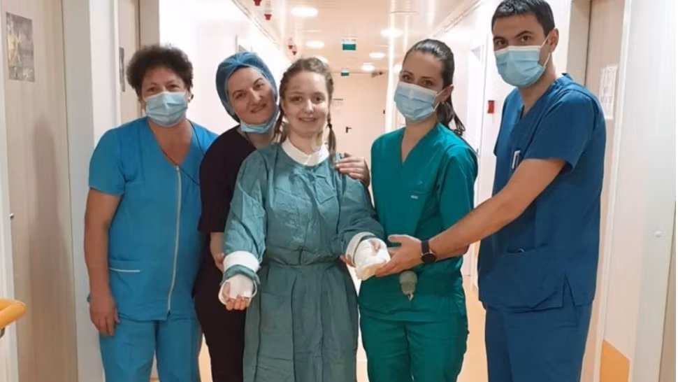 Miracol de Crăciun. Primele imagini cu Alexia, fata căreia medicii i-au reatașat brațele amputate - VIDEO
