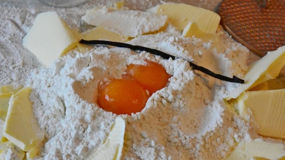 Ce fel de OUĂ se pun, de fapt, la cozonac? Greșeala frecventă care poate fi FATALĂ pentru desertul tradițional de Crăciun