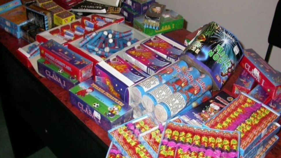 Cantitate impresionantă de articole pirotehnice, confiscate de polițiști de la comercianții din Bistrița