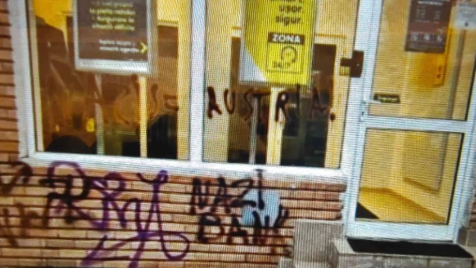 O sucursală a unei bănci austriece din Cluj, vandalizată cu mesaje împotriva Austriei - FOTO