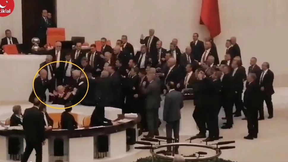 Bătaie în Parlamentul Turciei, un politician a ajuns la terapie intensivă. S-au bătut pe BUGET - VIDEO