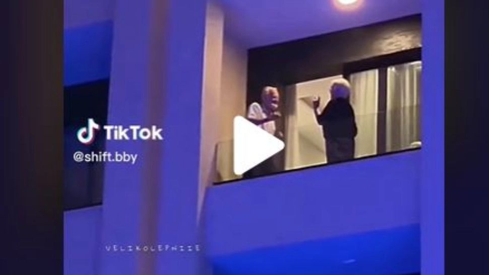 VIDEO – Cum au fost filmați doi pensionari, de către un vecin, în balcon – Imaginile au devenit virale