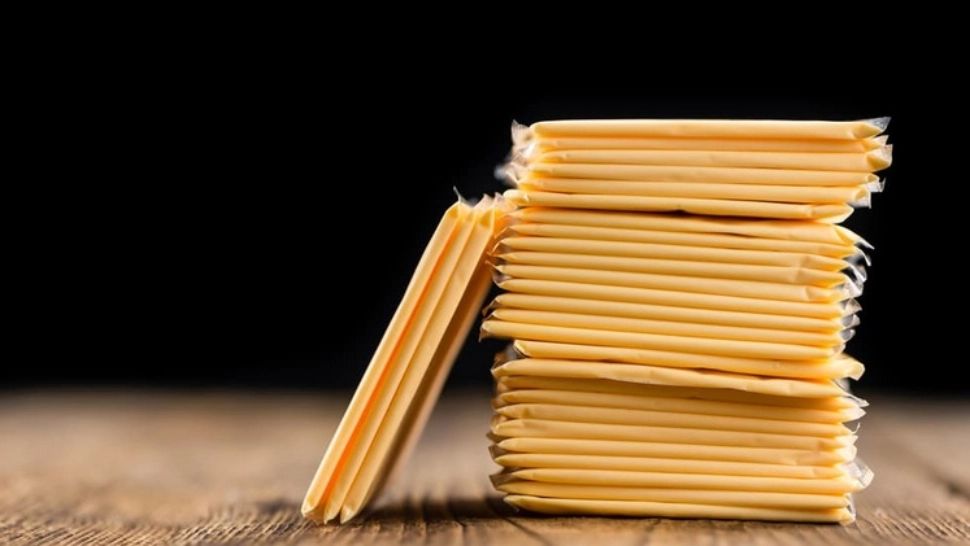 Mănânci felii de brânză topită? Iată un experiment care-ţi va da fiori - VIDEO