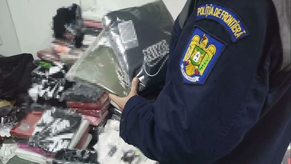 Cantitate impresionantă de bunuri contrafăcute, în valoare de peste 150.000 lei, descoperită de polițiștii de frontieră 