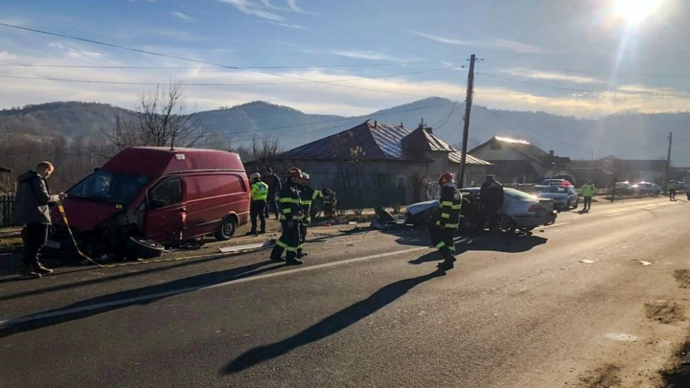 Accident grav în Dâmbovița. Trei persoane au fost rănite, între care și un minor