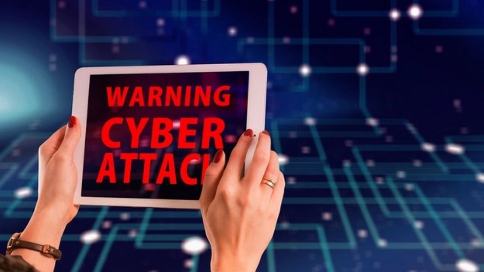 Legea care dă posibilitatea statului să se uite în calculatorul oricui, pe masa CCR: „Vor intra cu bocancii în viețile românilor” 