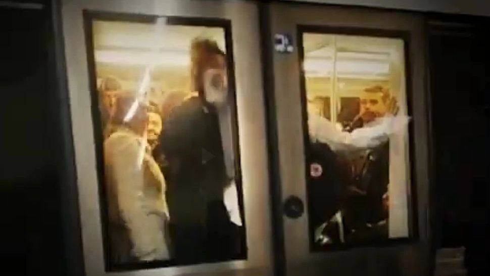 Panică la metrou. Călători blocați în vagoane, la Piața Victoriei - VIDEO