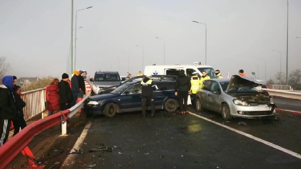 Carambol uriaș la ieșirea din Brașov. 17 autovehicule, inclusiv o ambulanță, implicate. Trafic restricționat - FOTO/VIDEO