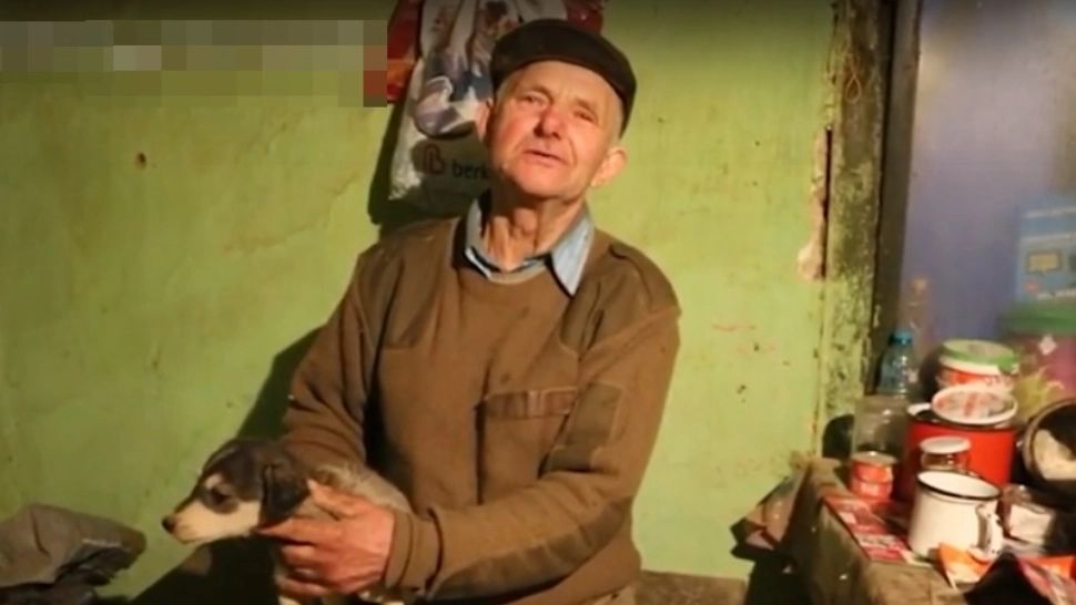 Românul rămas într-un sat pustiu: Nu știe cine e președinte și nici n-a auzit de război sau de pandemie