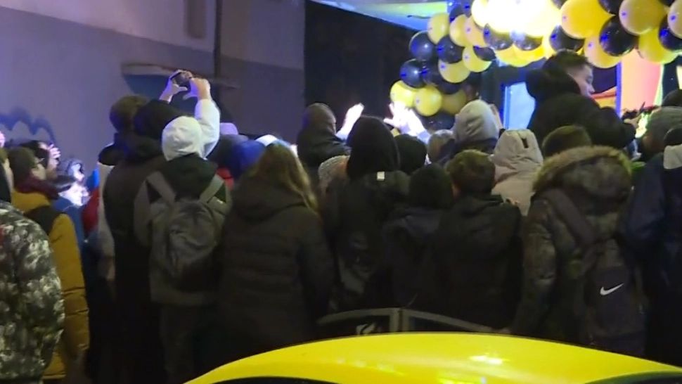 Coadă imensă pentru o shaorma gratis! Un cântăreț cunoscut a anunțat că oferă porții la deschiderea unității