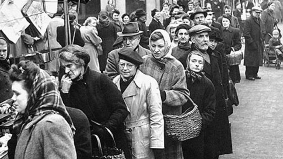 Cum erau înfometați românii în comunism. Umilința și chinul anilor 80, aprovizionarea, la pământ - Documente explozive declasificate de SRI