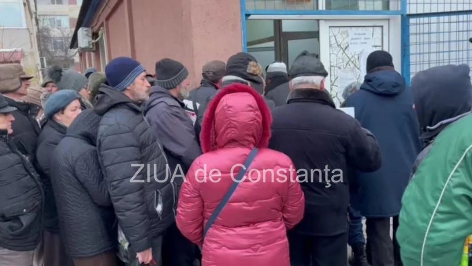 Cozi uriașe în Constanța pentru pachetele cu alimente de la Uniunea Europeană