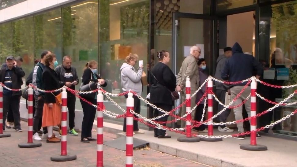 Haos pe legea plafonării. Zeci de persoane s-au adunat la sediul Enel de teama facturilor mari la electricitate