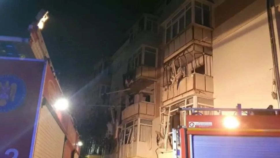 Imagini VIDEO cu momentul în care un bloc din Suceava sare în aer - Un bărbat a fost aruncat pe geam de suflul exploziei