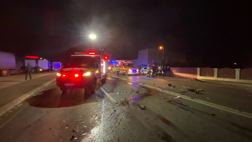 Microbuz cu pasageri, lovit în plin de un autoturism, în centrul Brașovului. 9 persoane au fost rănite