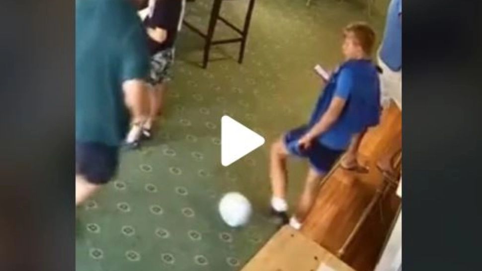 VIDEO – Dribling de Mondiale din partea unui puști, în holul unui hotel – S-a lăsat cu o accidentare gravă și cartonaș roșu