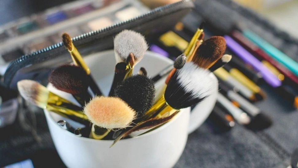 O femeie a orbit din cauza unor produse de înfrumusețare. Semnal de alarmă tras de medici - ingredientul fatal