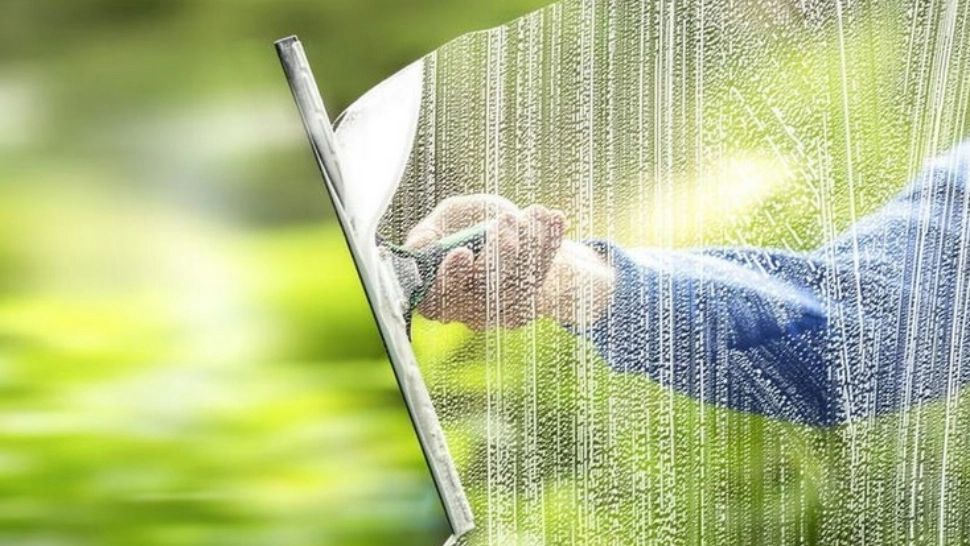 Ingredientul magic pe care să îl pui în apa cu care speli geamurile. Vor rămâne curate luni în șir 