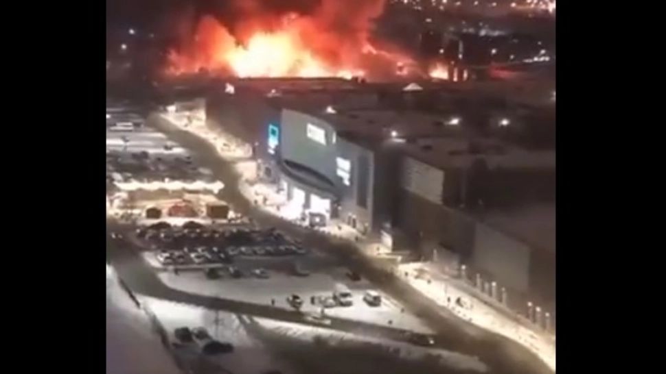 Incendiu violent la Moscova. Un mall a fost cuprins de flăcări, după mai multe explozii - VIDEO