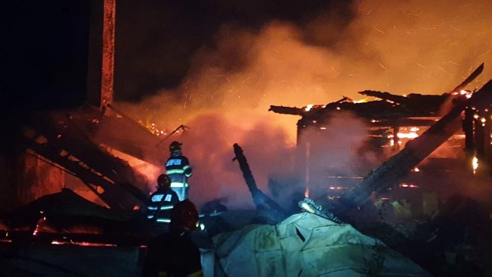 Incendiu devastator la o pensiune din județul Suceava. Pompierii au intervenit cu 10 autospeciale