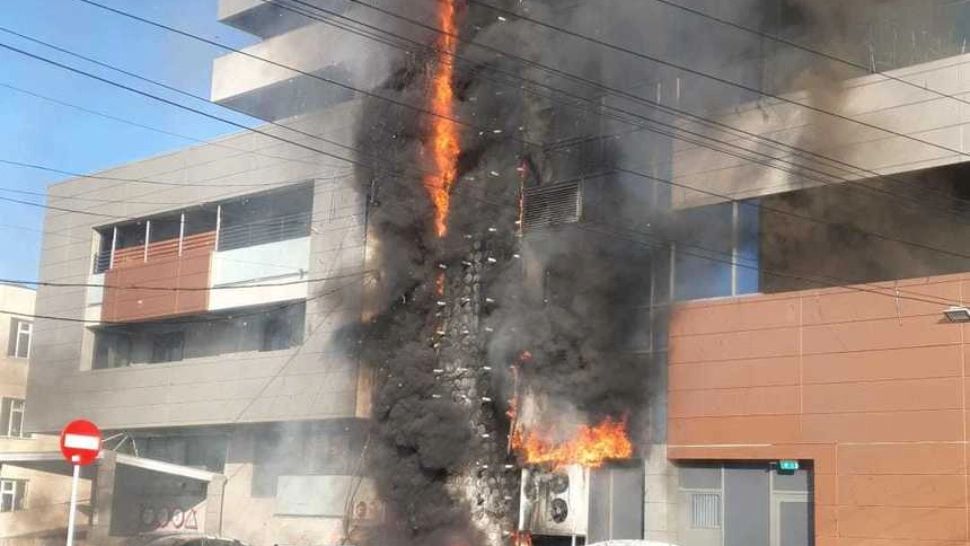 Incendiu puternic la o sală de sport din Iaşi/ Pompierii intervin cu mai multe autospeciale 