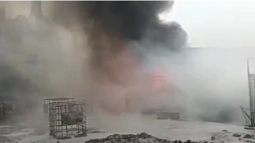 Incendiu devastator la Slatina. Au ars tone întregi de combustibil, poluare masivă - VIDEO