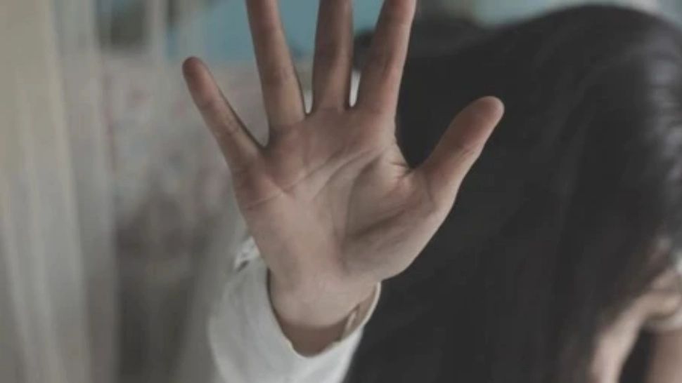 Scene șocante în Teleorman: Elevă bătută cu pumnii și picioarele de colege - Reacția directorului școlii, revoltătoare