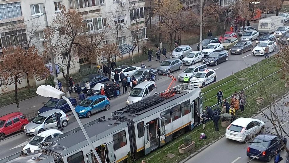 O fetiță, LOVITĂ de tramvai pe calea Rahovei! Victima a fost transportată la Spitalul Marie Curie