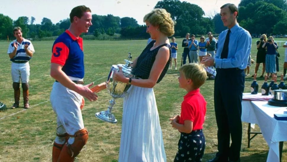 Fostul iubit al prinţesei Diana a ajuns voluntar în Ucraina