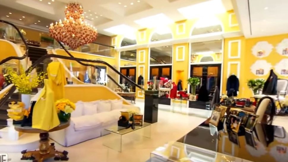 Nume legate de OMV, pe geamul celui mai scump magazin pentru bărbați din lume - Opulență dusă la extrem