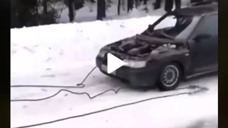 VIDEO – A rămas împotmolit cu mașina pe munte și un prieten a venit să-l tracteze – I-a distrus mașina complet – Daună totală