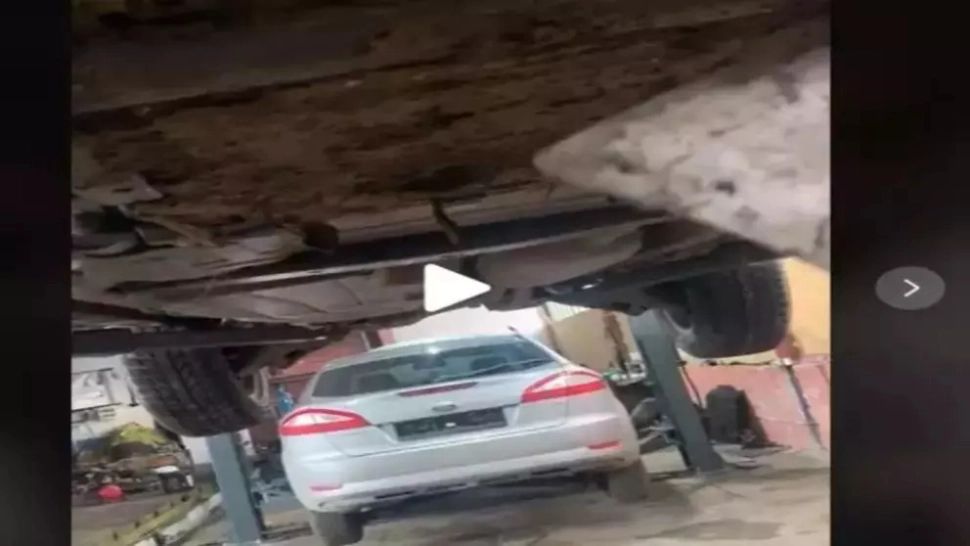 VIDEO – A ridicat mașina ca să lucreze sub ea. Ce a găsit întrece orice imaginație