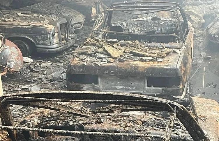 Mașini de epocă de sute de mii de euro s-au făcut scrum în incendiul de la Tetarom. Cui aparțineau