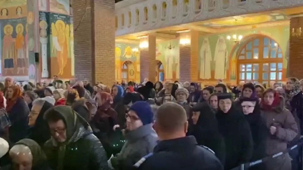 Sute de credincioși s-au închinat la moaștele Sfintei Filofteia, la Mănăstirea Curtea de Argeș