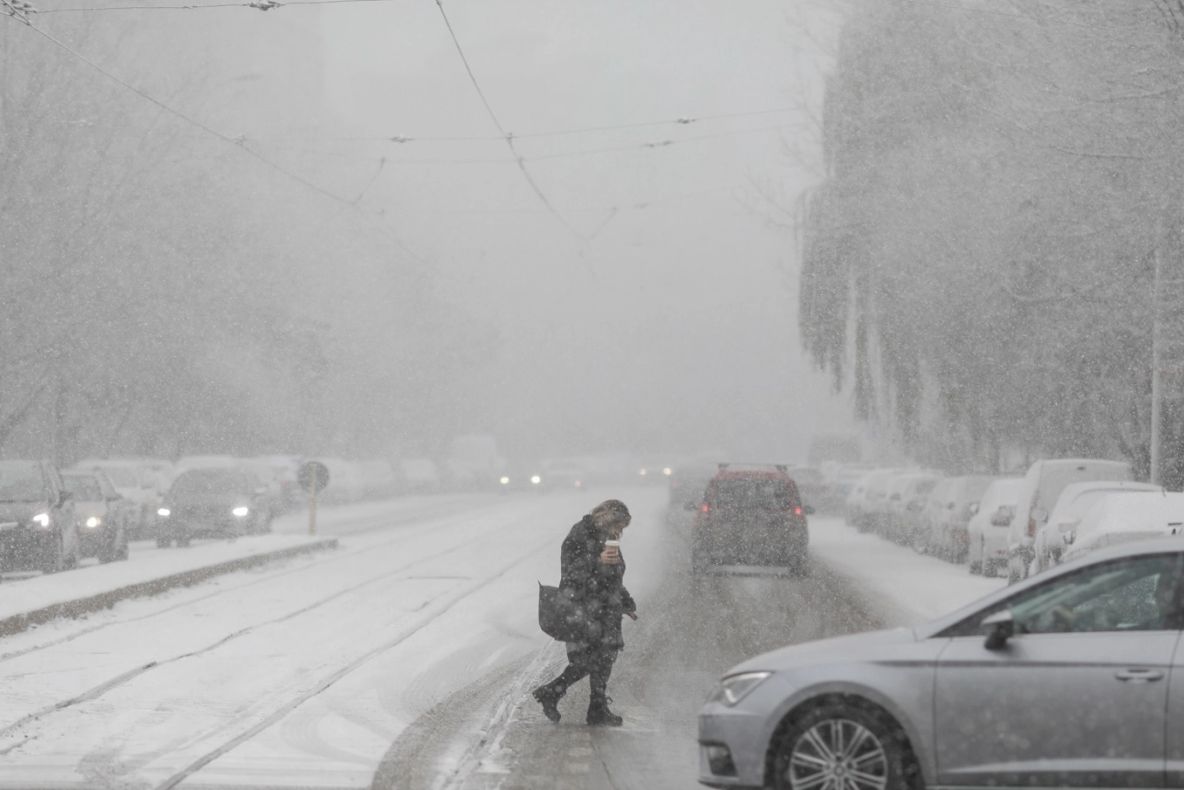 Schimbare radicală a vremii: încep ninsorile și în Capitală. De săptămâna viitoare, temperaturile cresc brusc