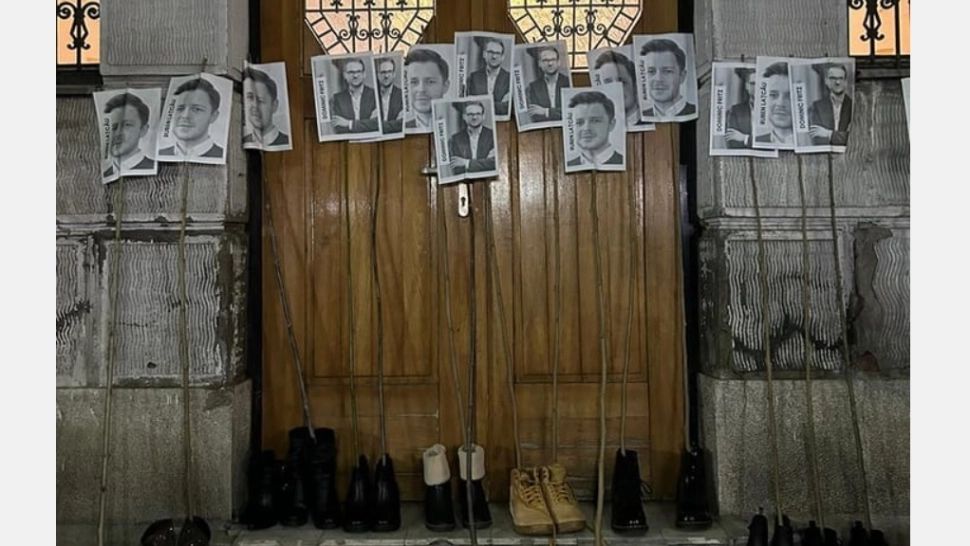 Primarul Timișoarei a primit nuielușe de Moș Nicolae: Sperăm că şi-au învăţat lecţia aspră şi anul viitor vor asigura căldură în locuinţe