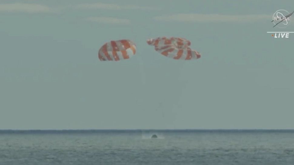 Capsula Orion a NASA a revenit pe Terra după călătoria în jurul Lunii - VIDEO