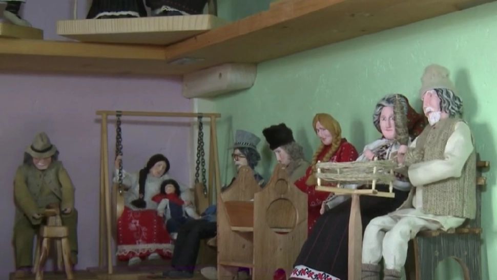 Satul românesc tradițional, ilustrat în lumea păpușilor - VIDEO