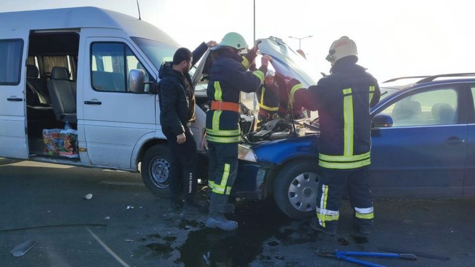 Accident grav în orașul Pecica. Cinci persoane, printre care 2 copii, duse de urgenţă la spital