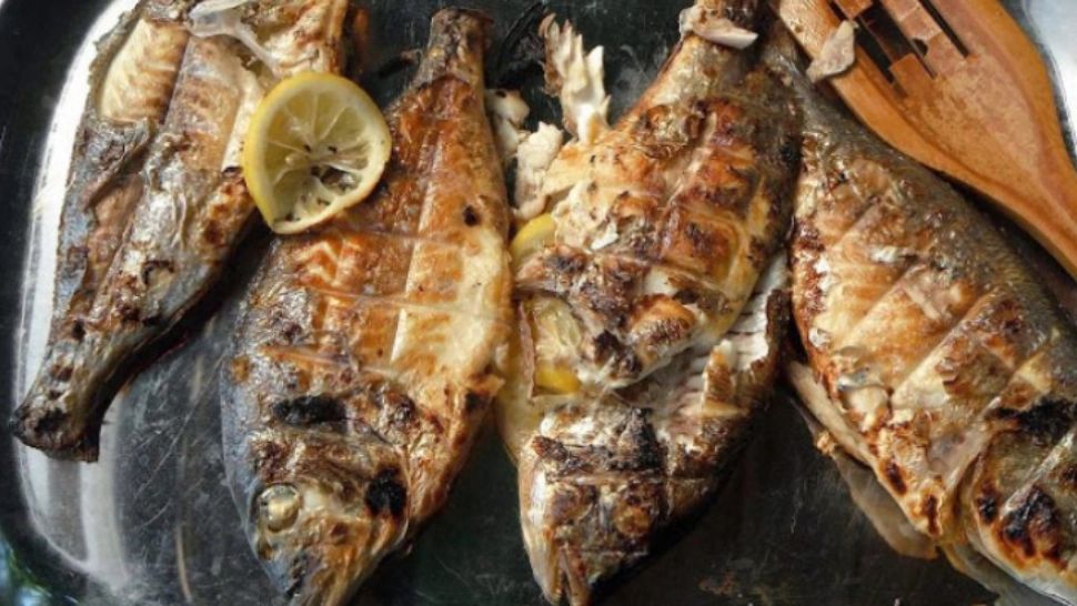 Cum prepari peşte la grătar fără să se lipească. Trucul marilor bucătari